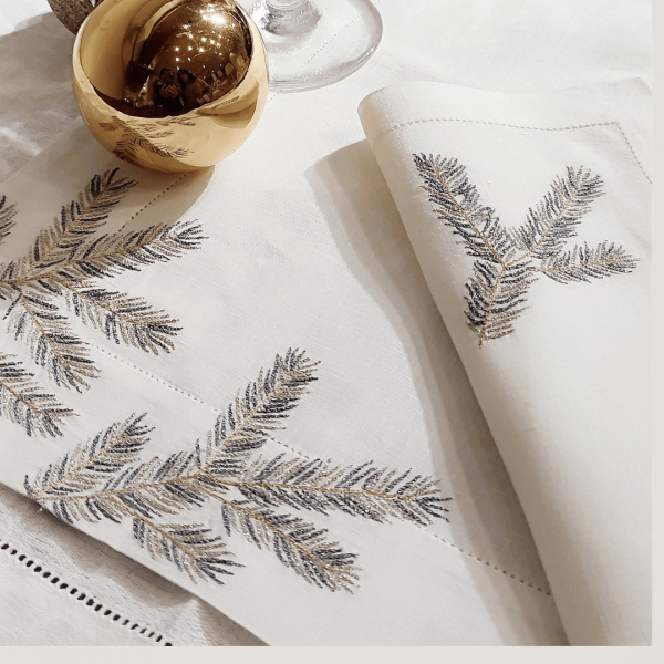 Sets de table et serviettes en fil d'or