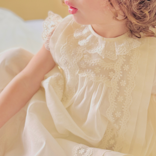 Robe de baptême et incrustation de dentelle