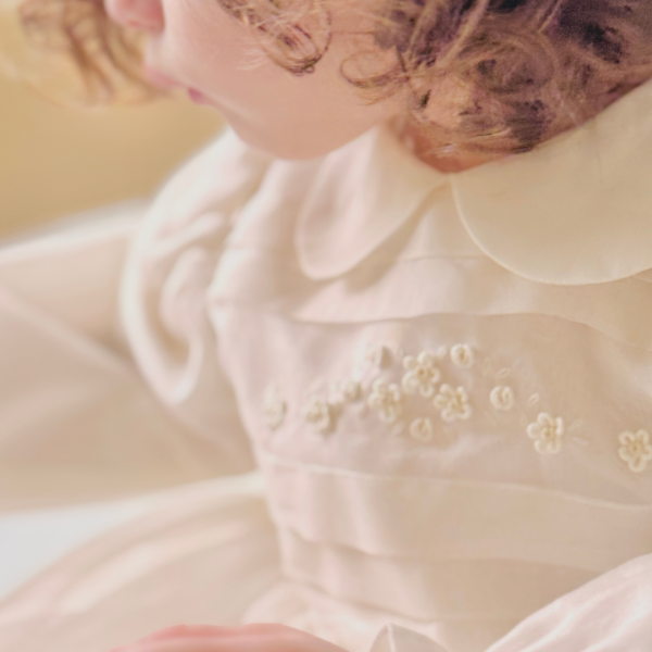 Robe de baptême et broderies fines